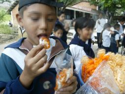 Los lineamientos de la SEP y Salud permitirán la venta de 9% de frituras y botanas saladas que existen en el mercado. ARCHIVO  /