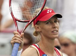 Elena Dementieva saluda a los aficionados presentes tras su victoria. AP  /