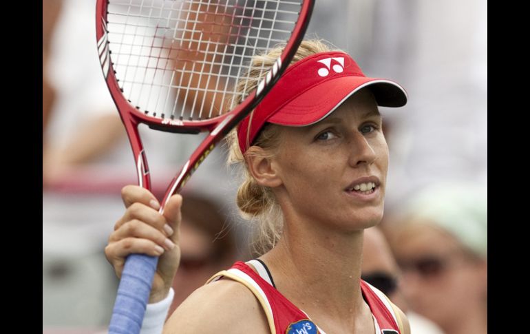 Elena Dementieva saluda a los aficionados presentes tras su victoria. AP  /