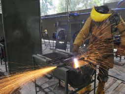 Un soldado destruye un fusil hoy en un almacén de materiales de guerra de la Secretaría de la Defensa Nacional. EFE  /