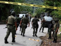 Soldados resguardan el sitio donde fue encontrado Edelmiro Cavazos, en el municipio de Santiago. REUTERS  /