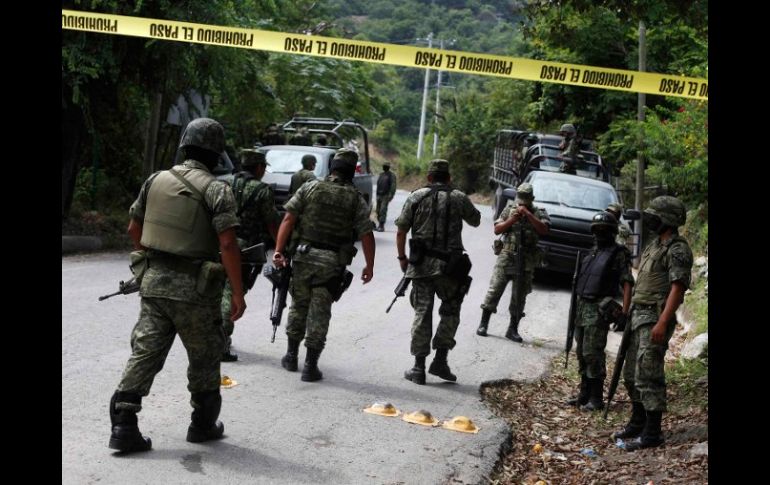 Soldados resguardan el sitio donde fue encontrado Edelmiro Cavazos, en el municipio de Santiago. REUTERS  /