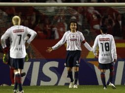 La defensa comandada por Héctor Reynoso (centro) cometió errores en el final del juego. AP  /