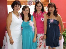 Leticia Vaca de Flores y Karina Flores de Solórzano con Virna y Mónica Flores Vaca.  /