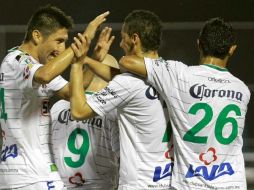 Los jugadores de Santos felicitan a José Ma. Cárdenas (centro) por su gol. MEXSPORT  /