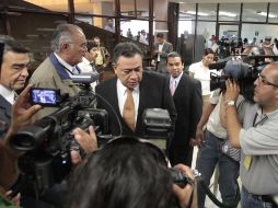 El representante legal del Gobierno del Distrito Federal, entrega el documento contra el cardenal Juan Sandoval Íñiguez. EL UNIVERSAL  /