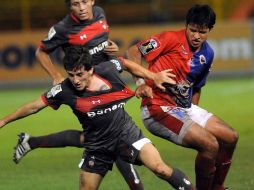 Manuel Salazar (der) del FAS y Ezequiel Cuevas de Toluca, disputan el balón. MEXSPORT  /