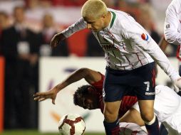 Adolfo se puso a calentar mientras se entonaba el Himno de Brasil. EFE  /