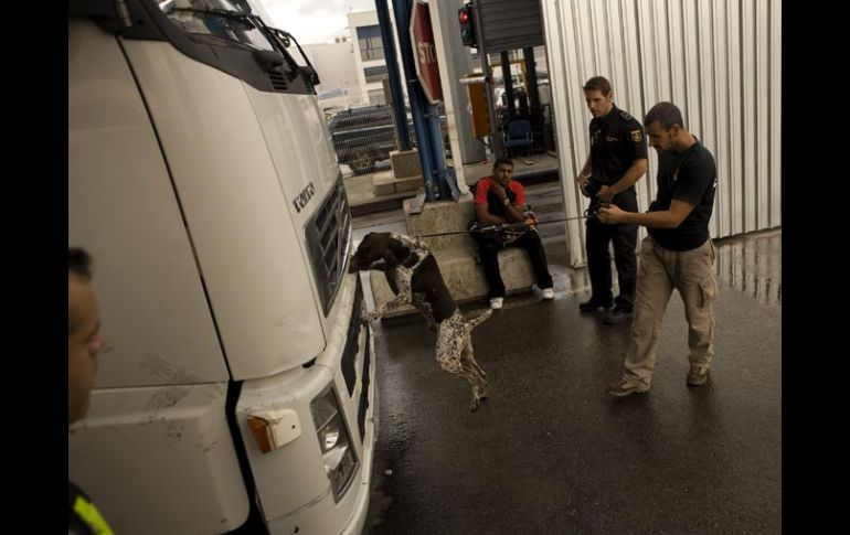 Oficiales de Policía fronteriza revisan un camión en Algeciras, municipio español que se encuentra en la frontera con África. AFP  /