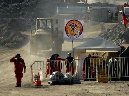 Trabajadores chilenos operan las máquinas de sondaje que llegarán hasta los 700 metros de profundidad en las próximas horas. AFP  /