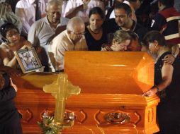 COnsternados, los santiaguenses, se dieron cita en la plaza principal para el funeral del alcalde. REUTERS  /