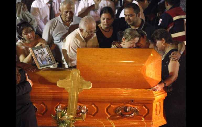 COnsternados, los santiaguenses, se dieron cita en la plaza principal para el funeral del alcalde. REUTERS  /