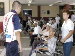 Debido a la inundación, decenas de adultos mayores, fueron trasladados a un albergue temporal. NTX  /