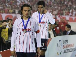 Reynoso y Bravo abandonan el campo con sus medallas de subcampeón. REUTERS  /