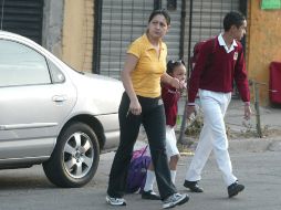 Prepara una noche antes la mochila y el uniforme escolar, para evitar contratiempos por la mañana. ARCHIVO  /