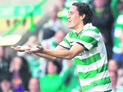 Efraín festeja su anotación en el Celtic Park. REUTERS  /
