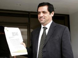 Representante del PRD ante el IFE, muestra copia de la queja formal contra Juan Sandoval y al vocero de la Arquidiócesis de México. NTX  /