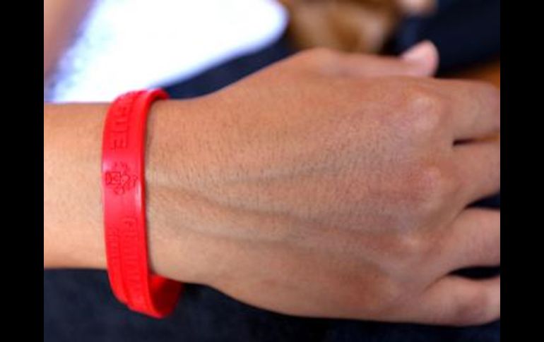 Señala la Secretaría de Salud que las pulseras y collares de citronella son parte de una industria oportunista. ESPECIAL  /