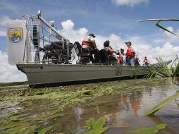 Funcionarios estadounidenses inspeccionan un área de refugio natural en Louisiana. AP  /