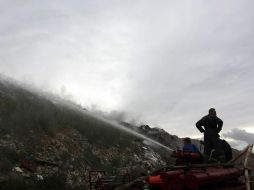 Un bombero combate el incendio en un basurero en las afueras de Moscú. AFP  /