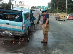 Aspecto de la limpieza en la zona del incidente, a cargo de personal de Protección Civil Tlajomulco. M. PATIÑO  /