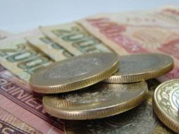 El peso mexicano tuvo un retroceso del 0.38%. ARCHIVO  /