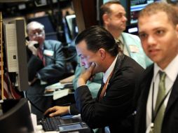 Durante de las dos jornadas que siguieron, y el cierre de la semana, el Dow  Jones cayó 1.94%.  ARCHIVO  /