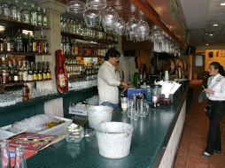 En la actualidad sólo pagan 30 mil pesos por la licencia de restaurante-bar. ARCHIVO  /