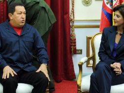 El presidente de Venezuela, Hugo Chávez y la canciller colombiana, María Ángela Holguín. AFP  /