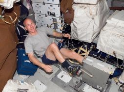 Los astronautas pueden llegar a ser tan débiles como personas de 80 años de edad después de seis meses en la EEI. AP  /