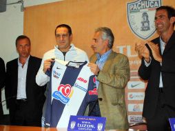 Pablo Marini (centro izquierda) espera tener un debut afortunado como técnico de los Tuzos. MEXSPORT  /