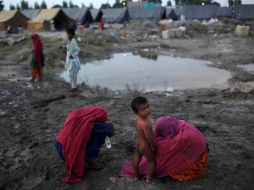 Paquistaníes viven en un campamento de Sakar. AP  /