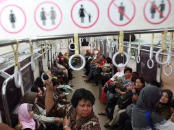 Las mujeres pueden elegir abordar los coches exclusivos, con asientos de color rosa y naranja. ESPECIAL  /