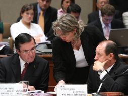 Los consejeros Edmundo Jacobo Molina y Marcos Baños durante una sesión del Consejo General del IFE. NTX  /