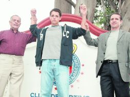 Balcázar (izq) y 'Chícharo' padre (der), un día después del debut de 'Chicharito'en 2006. EL INFORMADOR  /