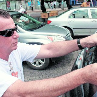 La pega de calcomanías ya es todo un éxito