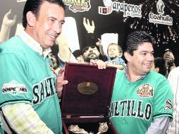 Álvaro Ley (izq), propietario de Saraperos, y su hijo Sergio, reciben el reconocimiento. JAMMEDIA  /