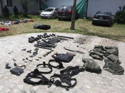 Soldados custodian el armamento encontrado en una casa de seguridad de Santiago. REUTERS  /