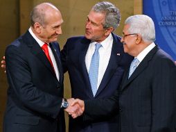 El ex primer ministro israelí saluda al presidente de la Autoridad Nacional Palestina, Mahmud Abbas, en la cumbre de Annapolis. AFP  /