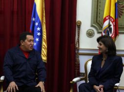 Hugo Chávez conversa con la canciller colombiana, María Ángela Holguín, en el Palacio de Miraflores en Caracas. EFE  /