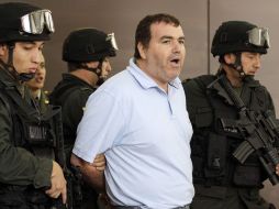 Agentes escoltan en Bogotá a Waild Makled, quien era rastreado por la Interpol. AP  /