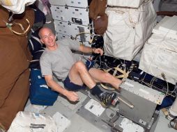 Un astronauta se ejercita en el espacio, actividad necesaria ante la falta de gravedad. AP  /