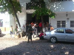 En el lugar de los hechos se presenta un intenso movimiento de vehículos y personas. M. INFANTE  /