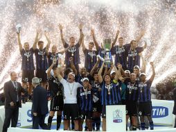 El capitán argentino del Inter, Javier Zanetti (centro), levanta el trofeo de la Supercopa italiana tras la victoria ante Roma. EFE  /
