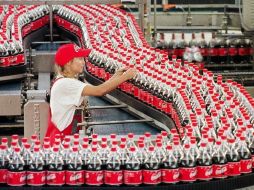El grupo maneja varias marcas, entre ellas Coca-cola. AP  /