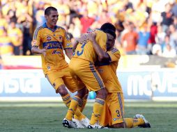 Jugadores de Tigres felicitan a Juininho, autor del gol de la victoria. MEXSPORT  /