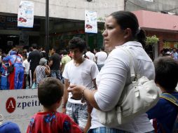 Papelerías, zapaterías y comercios textiles lucieron saturados el día de ayer. M. FREYRIA  /