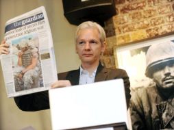El fundador de Wikileaks Julian Assange muestra una publicación del diario británico The Guardian. AP  /