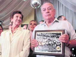 Luis Casar, al lado de su esposa, muestra orgulloso el reconocimiento que recibió ayer. A. HINOJOSA  /