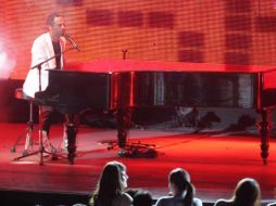 Mario Domm se apoderó del piano durante buena parte del concierto, donde demostró el cariño que siente por el público. A. CAMACHO  /